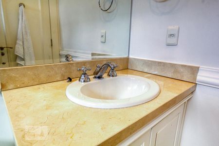 Apartamento à venda com 392m², 4 quartos e 5 vagasBanheiro da Suíte 2