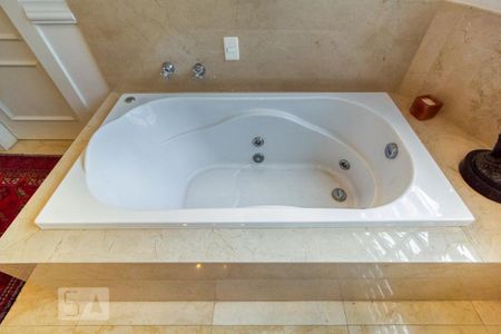 Apartamento à venda com 392m², 4 quartos e 5 vagasBanheira da Suíte 4