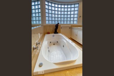 Apartamento à venda com 392m², 4 quartos e 5 vagasBanheira da Suíte 4