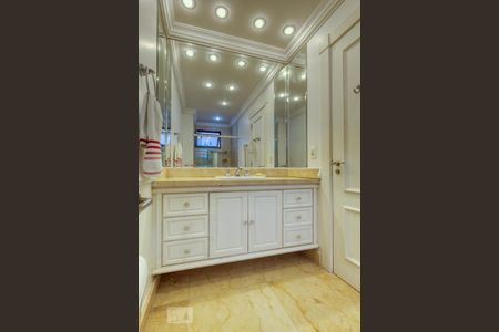 Apartamento à venda com 392m², 4 quartos e 5 vagasBanheiro 2 da Suíte 4