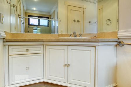 Apartamento à venda com 392m², 4 quartos e 5 vagasBanheiro 1 da Suíte 4