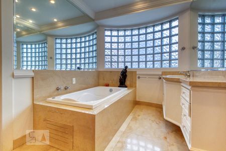 Apartamento à venda com 392m², 4 quartos e 5 vagasBanheira da Suíte 4