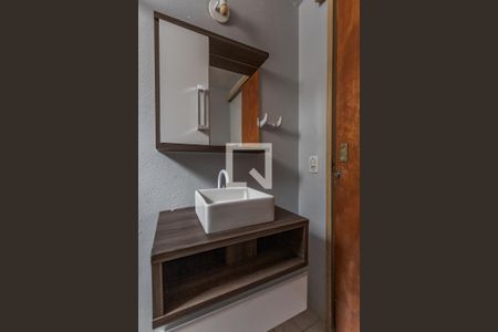 Banheiro de apartamento à venda com 1 quarto, 42m² em Jardim do Salso, Porto Alegre