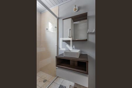 Banheiro de apartamento à venda com 1 quarto, 42m² em Jardim do Salso, Porto Alegre