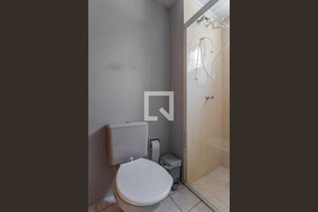 Banheiro de apartamento à venda com 1 quarto, 42m² em Jardim do Salso, Porto Alegre