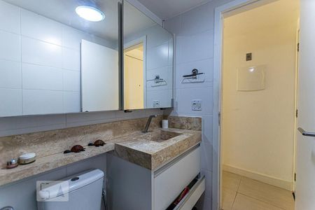 Banheiro de apartamento à venda com 1 quarto, 45m² em Itaipu, Niterói