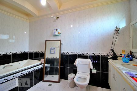 Casa à venda com 394m², 3 quartos e 6 vagasBanheiro da Suíte 1