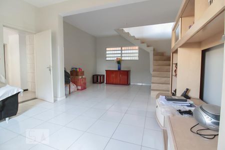 Sala de casa para alugar com 2 quartos, 140m² em Vila Carmosina, São Paulo