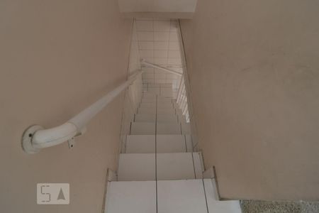 Casa à venda com 150m², 4 quartos e 2 vagasEscada de acesso aos quartos