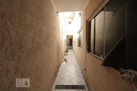 Casa à venda com 150m², 4 quartos e 2 vagasCorredor lateral da casa