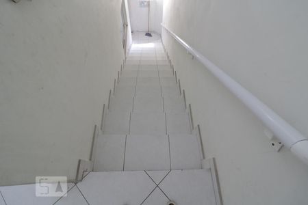 Casa à venda com 150m², 4 quartos e 2 vagasEscada de acesso a Area de Serviço