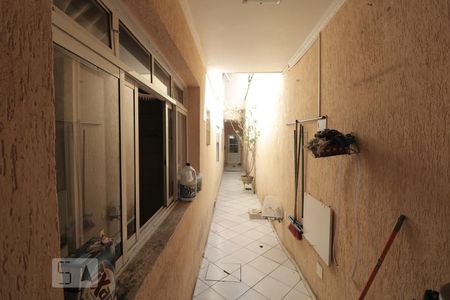 Casa à venda com 150m², 4 quartos e 2 vagasCorredor lateral da casa