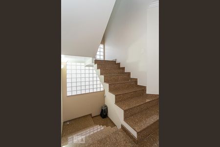 Casa à venda com 320m², 3 quartos e 6 vagasEscadas 