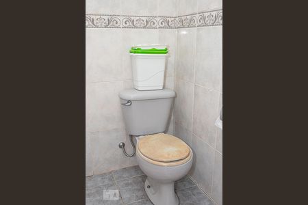 Casa à venda com 320m², 3 quartos e 6 vagasDetalhe banheiro serviço