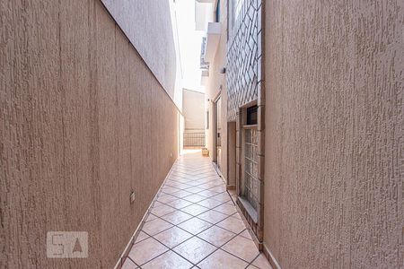 Casa à venda com 320m², 3 quartos e 6 vagasCorredor externo