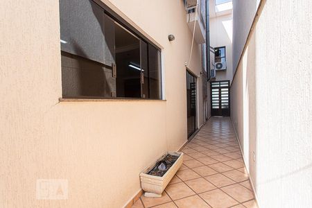 Casa à venda com 320m², 3 quartos e 6 vagasCorredor externo