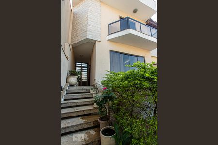 Casa à venda com 320m², 3 quartos e 6 vagasEscadas entrada