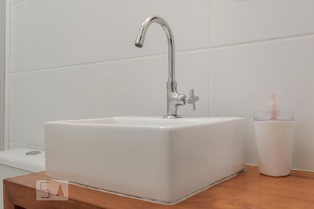 Banheiro da Suíte de apartamento para alugar com 1 quarto, 56m² em São João, Porto Alegre