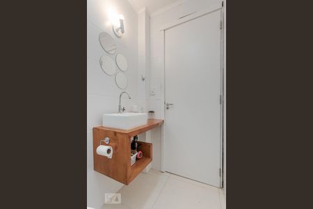 Banheiro da Suíte de apartamento para alugar com 1 quarto, 56m² em São João, Porto Alegre