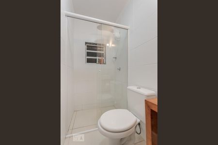 Banheiro da Suíte de apartamento para alugar com 1 quarto, 56m² em São João, Porto Alegre