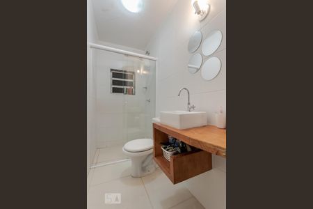 Banheiro da Suíte de apartamento para alugar com 1 quarto, 56m² em São João, Porto Alegre