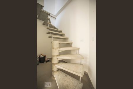 Casa à venda com 170m², 2 quartos e sem vagaEscadas - Quarto de Serviço