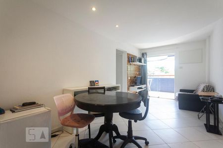 Sala de apartamento para alugar com 2 quartos, 64m² em Barra da Tijuca, Rio de Janeiro