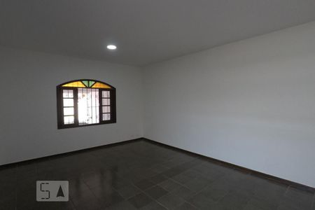 Sala de casa para alugar com 4 quartos, 216m² em Jardim Henriqueta, Taboão da Serra
