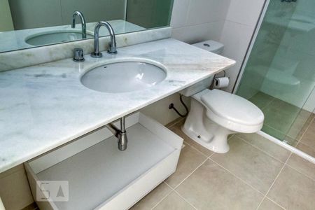 Banheiro de kitnet/studio para alugar com 1 quarto, 38m² em Campina do Siqueira, Curitiba