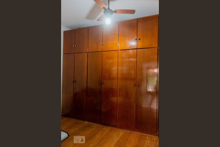 Casa à venda com 240m², 2 quartos e 2 vagasArmário