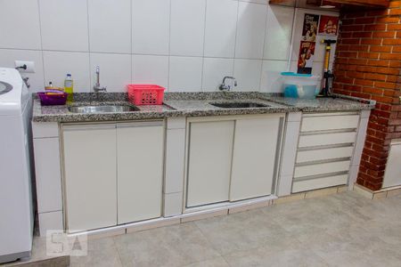 Casa à venda com 240m², 2 quartos e 2 vagasArmário