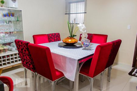 Casa à venda com 240m², 2 quartos e 2 vagasMesa e cadeiras