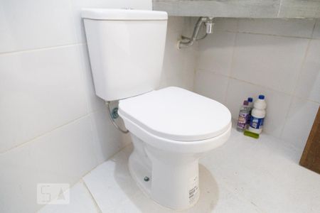 Casa à venda com 70m², 2 quartos e sem vaga Casa à venda com 70m², 2 quartos e sem vagaBanheiro