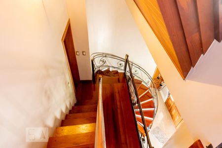 Casa à venda com 450m², 4 quartos e 4 vagas Casa à venda com 450m², 4 quartos e 4 vagasEscadas internas