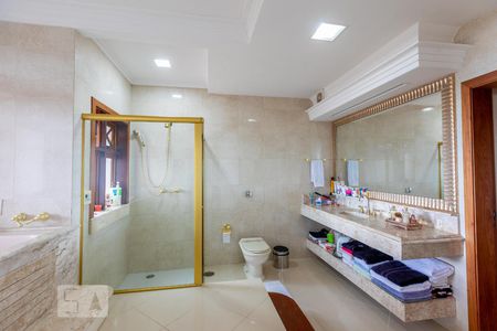Banheiro da suíte 1 de casa à venda com 4 quartos, 450m² em Jardim Isabel, Porto Alegre