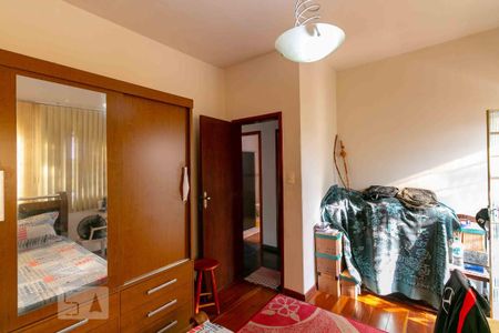 Casa à venda com 233m², 5 quartos e 5 vagas Casa à venda com 233m², 5 quartos e 5 vagasQuarto 4