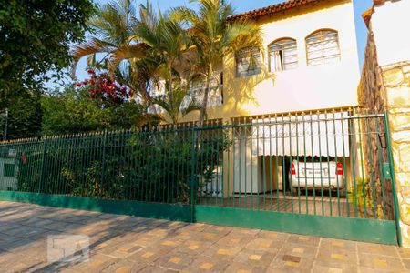 Casa à venda com 233m², 5 quartos e 5 vagas Casa à venda com 233m², 5 quartos e 5 vagasFachada