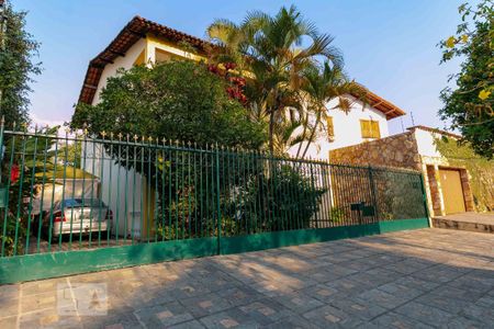 Casa à venda com 233m², 5 quartos e 5 vagas Casa à venda com 233m², 5 quartos e 5 vagasFachada