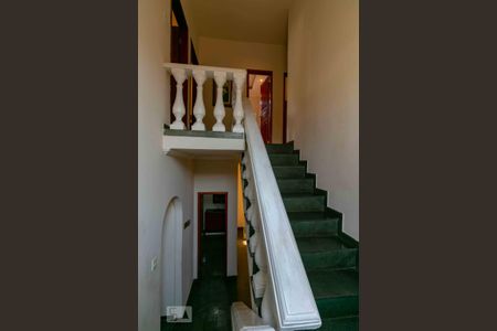 Casa à venda com 233m², 5 quartos e 5 vagas Casa à venda com 233m², 5 quartos e 5 vagasEscada