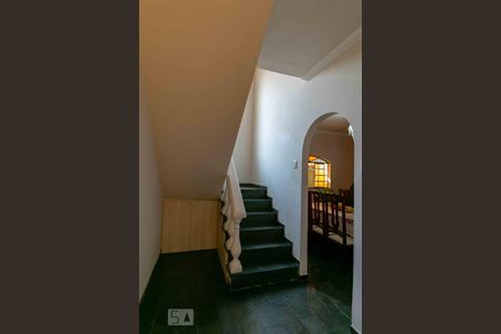 Casa à venda com 233m², 5 quartos e 5 vagas Casa à venda com 233m², 5 quartos e 5 vagasEscada