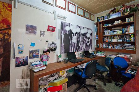 Casa à venda com 250m², 4 quartos e 4 vagas Casa à venda com 250m², 4 quartos e 4 vagasEscritório