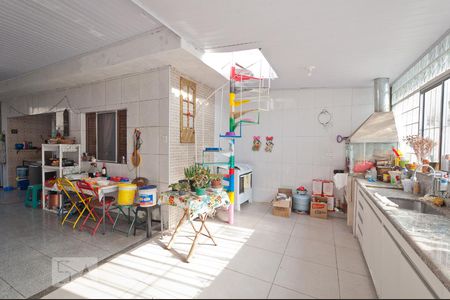 Casa à venda com 250m², 4 quartos e 4 vagas Casa à venda com 250m², 4 quartos e 4 vagasLavanderia e Churrasqueira