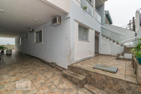 Casa de condomínio à venda com 650m², 6 quartos e 4 vagasVaranda do imóvel e garagem
