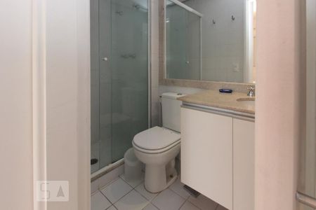 Banheiro de kitnet/studio para alugar com 1 quarto, 40m² em Pinheiros, São Paulo