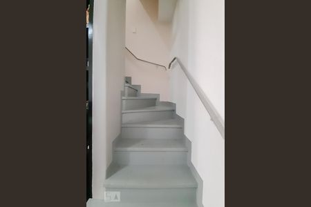 Escadas de casa para alugar com 3 quartos, 220m² em Santa Teresinha, São Paulo