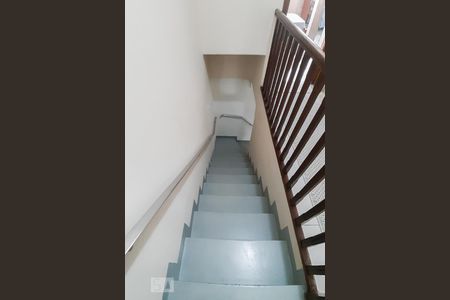 Escadas de casa para alugar com 3 quartos, 220m² em Santa Teresinha, São Paulo