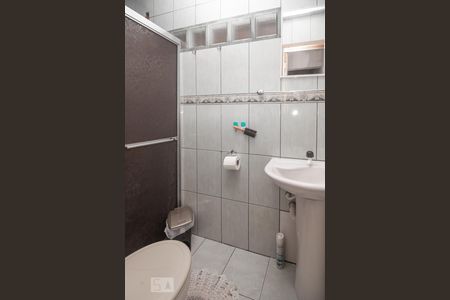Banheiro de casa à venda com 5 quartos, 200m² em Azenha, Porto Alegre