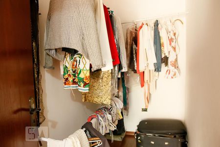 Casa à venda com 400m², 5 quartos e 8 vagasCloset Suíte 4