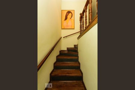 Casa à venda com 297m², 4 quartos e 5 vagas Casa à venda com 297m², 4 quartos e 5 vagasEscada