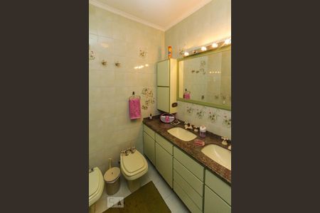 Casa à venda com 297m², 4 quartos e 5 vagas Casa à venda com 297m², 4 quartos e 5 vagasBanheiro Social